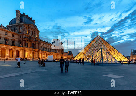 Gli illuminati piramide in vetro presso il Museo del Louvre a Parigi in Francia al crepuscolo Foto Stock