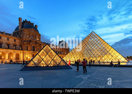 Gli illuminati piramide in vetro presso il Museo del Louvre a Parigi in Francia al crepuscolo Foto Stock