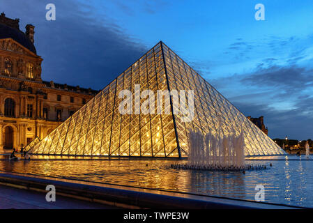 Gli illuminati piramide in vetro presso il Museo del Louvre a Parigi in Francia al crepuscolo Foto Stock