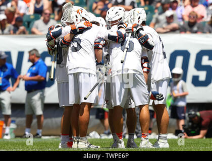 Philadelphia, Pennsylvania, USA. 27 Maggio, 2019. Virginia Cavaliers giocatori festeggiare un gol contro la Yale Bulldogs durante la prima metà del NCAA Division I uomini Lacrosse Tournament partita di campionato lunedì 27 maggio 2019 presso il Lincoln Financial Field di Philadelphia, Pennsylvania. Virginia ha sconfitto la Yale 13-9. Ricca Barnes/CSM/Alamy Live News Foto Stock