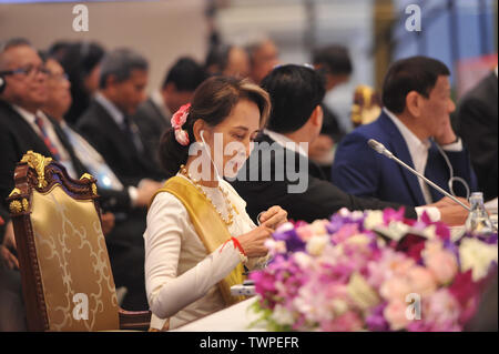 Bangkok, Tailandia. Il 22 giugno, 2019. Il Myanmar è consigliere di Stato a Aung San Suu Kyi assiste la trentaquattresima Associazione delle nazioni del sud-est asiatico (ASEAN) vertice Sessione plenaria a Bangkok, Thailandia, 22 giugno 2019. La trentaquattresima vertice ASEAN, che è presieduto dalla Tailandia e si protrarrà fino a domenica, discuteranno gli affari dei dieci paesi membri, lo stato corrente della comunità ASEAN e i suoi compiti futuri. Credito: Rachen Sageamsak/Xinhua/Alamy Live News Foto Stock