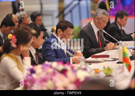 Bangkok, Tailandia. Il 22 giugno, 2019. Il presidente filippino Rodrigo Duterte (terza R) assiste la trentaquattresima Associazione delle nazioni del sud-est asiatico (ASEAN) vertice Sessione plenaria a Bangkok, Thailandia, 22 giugno 2019. La trentaquattresima vertice ASEAN, che è presieduto dalla Tailandia e si protrarrà fino a domenica, discuteranno gli affari dei dieci paesi membri, lo stato corrente della comunità ASEAN e i suoi compiti futuri. Credito: Rachen Sageamsak/Xinhua/Alamy Live News Foto Stock