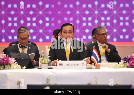 Bangkok, Tailandia. Il 22 giugno, 2019. Primo ministro tailandese Prayut Chan-o-cha assiste la trentaquattresima Associazione delle nazioni del sud-est asiatico (ASEAN) vertice Sessione plenaria a Bangkok, Thailandia, 22 giugno 2019. La trentaquattresima vertice ASEAN, che è presieduto dalla Tailandia e si protrarrà fino a domenica, discuteranno gli affari dei dieci paesi membri, lo stato corrente della comunità ASEAN e i suoi compiti futuri. Credito: Rachen Sageamsak/Xinhua/Alamy Live News Foto Stock