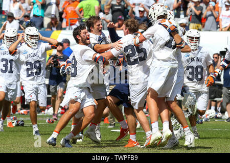 Philadelphia, Pennsylvania, USA. 27 Maggio, 2019. Virginia Cavaliers giocatori celebrare la sconfitta di Yale Bulldogs in NCAA Division I uomini Lacrosse Tournament partita di campionato lunedì 27 maggio 2019 presso il Lincoln Financial Field di Philadelphia, Pennsylvania. Virginia ha sconfitto la Yale 13-9. Ricca Barnes/CSM/Alamy Live News Foto Stock