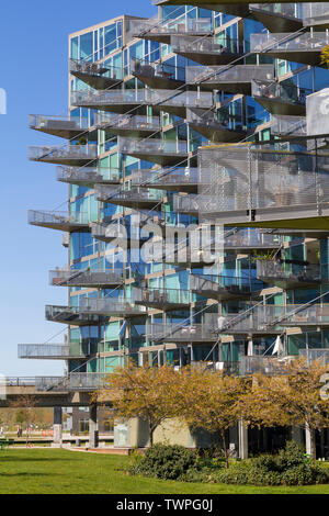 Moderno edificio di architettura a Orestad ad, Copenhagen, con balconi triangolare in una facciata di vetro Foto Stock