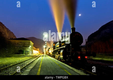 Treno a vapore in partenza da Primolano stazione ferroviaria. Provincia di Vicenza, Veneto, Italia, Europa. Foto Stock