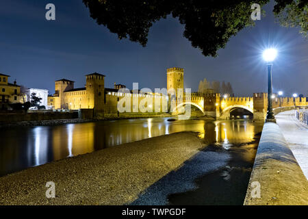 Notte di Castelvecchio e del Ponte Scaligero. Verona, Veneto, Italia, Europa. Foto Stock