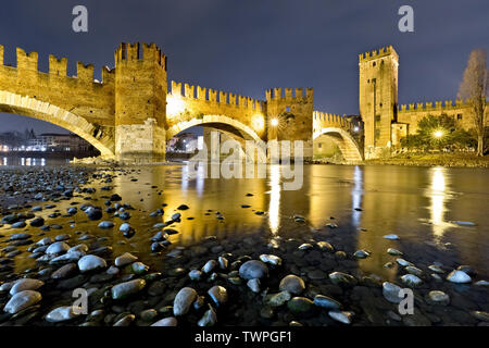 Di Castelvecchio e del ponte scaligero si riflette nel fiume Adige. Verona, Veneto, Italia, Europa. Foto Stock