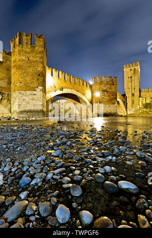 La banca del fiume Adige in corrispondenza di Castelvecchio e del Ponte Scaligero. Verona, Veneto, Italia, Europa. Foto Stock