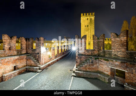 Il Ponte Scaligero di Verona. Costruito nel Medioevo, fu distrutto durante la Seconda Guerra Mondiale e ricostruita nel dopoguerra. Verona, Italia. Foto Stock