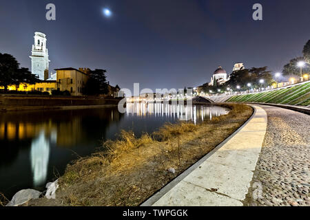 Verona: il San Giorgio in Braida e Chiesa di Santa Maria Matricolare Cattedrale visto dalla strada lungo il fiume Adige. Veneto, Italia, Europa. Foto Stock