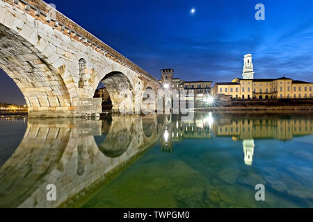 Il Ponte Scaligero di Verona. Costruito in epoca romana, fu distrutto durante la Seconda Guerra Mondiale e ricostruita nel dopoguerra. Verona, Italia. Foto Stock