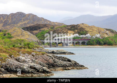 Giacobita treno a vapore che attraversa il viadotto a Loch Nan Uamh in, Highlands scozzesi Foto Stock