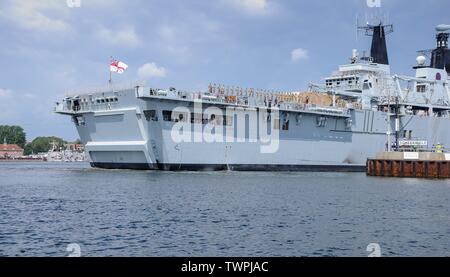 Chiglia, Deutschland. Il 21 giugno, 2019. 21.06.2019, a conclusione della manovra della NATO BALTOPS 2019, British DropShip HMS Albion entra nel Kiel base navale. Con ts 18,560 di acqua, è una delle più grandi navi da guerra di questo anno la Kieler Woche. Il dispositivo HMS " Albion' arriva al Scheer Mole. | Utilizzo di credito in tutto il mondo: dpa/Alamy Live News Foto Stock