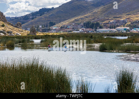 Accoppiare la pesca da una piccola barca sul lago Titicaca, Perù, Sud America Foto Stock