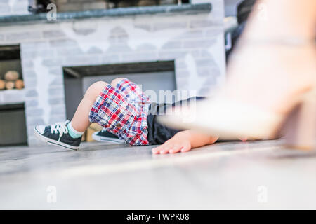 Arrestare abusando del concetto di violenza. Bad Behavior concetto. Tema di aggressione. Bambino giacente, scarpe proviene. Spazio di copia Foto Stock