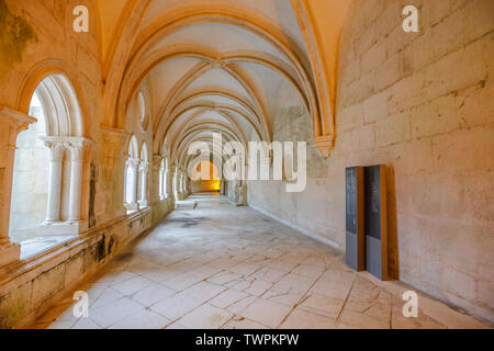 Alcobaca, Portogallo - Agosto 15, 2017: architettura cistercense del corridoio con colonnato che circonda il chiostro del silenzio di Romano medievale Foto Stock