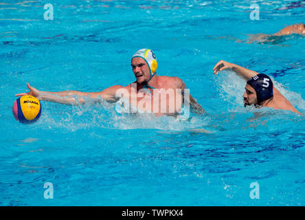 A Belgrado, in Serbia. Il 22 giugno, 2019. Australia Aaron giovane (L) vies con la Serbia il Milos Cuk durante la FINA water polo World League semifinale partita a Belgrado in Serbia, 22 giugno 2019. Credito: Predrag Milosavljevic/Xinhua/Alamy Live News Foto Stock