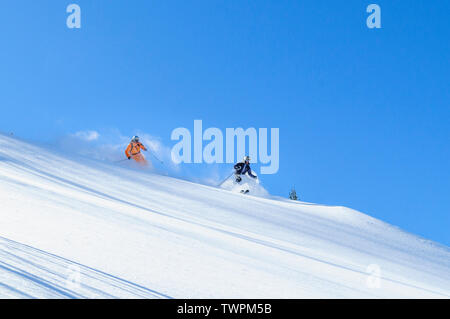 Due gli sciatori godendo della splendida polvere di neve nelle alpi Foto Stock