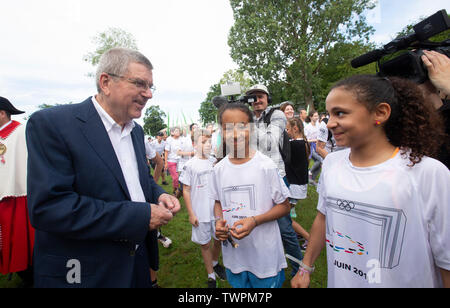 Losanna, Svizzera. Il 22 giugno, 2019. Comitato Olimpico Internazionale (CIO) Presidente Thomas Bach (L) parla con guide di scorrimento durante la giornata olimpica correre a Losanna, Svizzera, 22 giugno 2019. Credito: Xu Jinquan/Xinhua/Alamy Live News Foto Stock