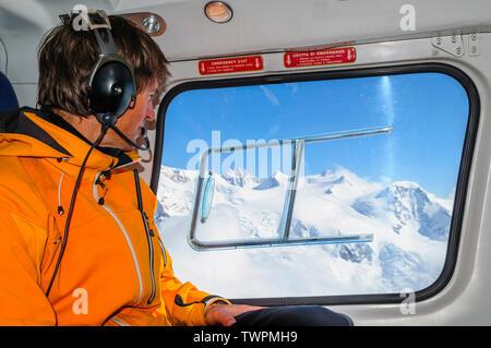 Il freeride in arrivo sulla sommità del Monte Rosa ghiacciai con un elicottero Foto Stock