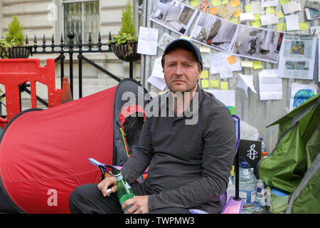 Ambasciata Iraniana, Londra, Regno Unito. Il 22 giugno, 2019. Richard Ratcliffe continua il suo sciopero della fame al di fuori dell'Ambasciata di Iran in Knightsbridge. Richard è il marito di Nazanin Zaghari-Ratcliffe, imprigionate in Iran. Penelope Barritt/Alamy Live News Foto Stock