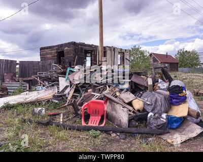 Casa bruciata nel villaggio, postumi di incendio di foresta Foto Stock