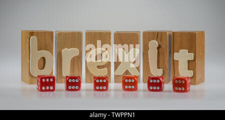 Concetto Brexit mostra brexit lettere sui blocchi di legno con sei dadi sixes Foto Stock