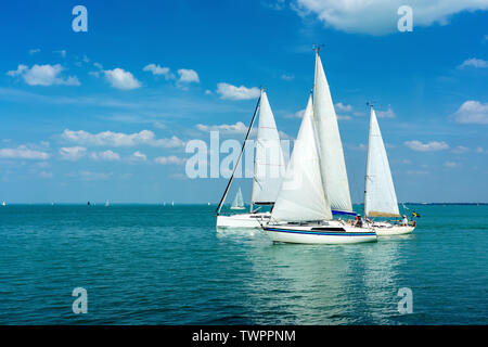 Barche a vela sul lago Balaton Ungheria irriconoscibile Foto Stock
