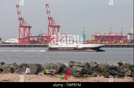 Isola di Man,nave,barca,catamarano,ferry,a,fiume Mersey,Liverpool,Nord,Nord,città,nord ovest,Merseyside,l'Inghilterra,inglese,GB,Gran Bretagna,British,UK, Foto Stock