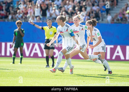 Francia , 22 giugno 2019, (), Grenoble: Calcio, donne: WM, Germania - Nigeria round finale, round di sedici, Stades des Alpes: in Germania i giocatori con marcatore Alexandra Popp (l-r), Lea Schüller e Melanie Leupholz allietare dopo 1:0. Foto: Sebastian Gollnow/dpa Credito: dpa picture alliance/Alamy Live News Foto Stock