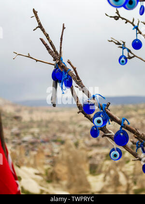 Molti tradizionali turchi amuleti - Nazar boncuk o occhio di Fatima appendere sui rami di un albero di auguri Foto Stock