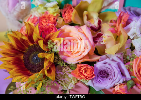 Miscelati floreale: fiori diversi in diverse sfumature di rosso, rosa, giallo e arancione. Colorati misti bouquet con diversi fiori di primavera in f Foto Stock
