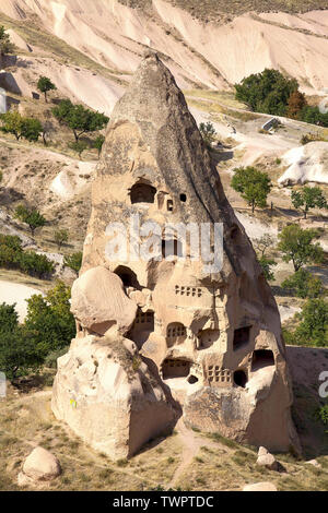 La Turchia Cappadocia in Üçhisar naturale formazioni vulcaniche situato nel castello e la valle. Foto Stock