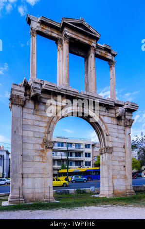 Atene, Attica / Grecia. L'Arco di Adriano, più comunemente noto in greco come la Porta di Adriano, è un monumentale portale che assomigliano a Foto Stock