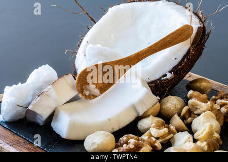 Una chiusura del cibo ketogenic: noce di cocco e burro di noci di cocco, noci e noci di macadamia Foto Stock