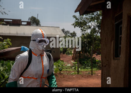 Organizzazione mondiale della sanità lavoratore Belinda Landu, 28, decontamina la casa di un Pastore che ha appena testato positivi per il virus di Ebola in Beni.La Repubblica democratica del Congo sta vivendo la seconda più grande epidemia di Ebola registrata nella storia, e la risposta è ostacolata dal fatto che è attiva una zona di conflitto. Più di 1.400 persone sono morte dal mese di agosto 2018. Foto Stock