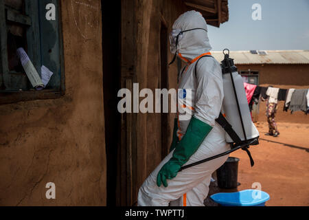 Organizzazione mondiale della sanità lavoratore Belinda Landu, 28, decontamina la casa di un Pastore che ha appena testato positivi per il virus di Ebola in Beni.La Repubblica democratica del Congo sta vivendo la seconda più grande epidemia di Ebola registrata nella storia, e la risposta è ostacolata dal fatto che è attiva una zona di conflitto. Più di 1.400 persone sono morte dal mese di agosto 2018. Foto Stock