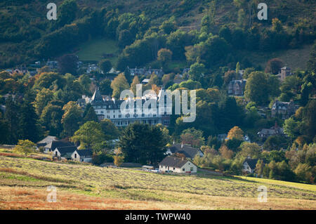 Il villaggio di Strathpeffer in autunno - Ross-shire, Scozia. Foto Stock