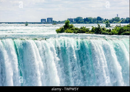 Rapids pericoloso cadere sopra il bordo in alto di Horeshoe Falls a Niagara Falls, Ontario, Canada. Foto Stock