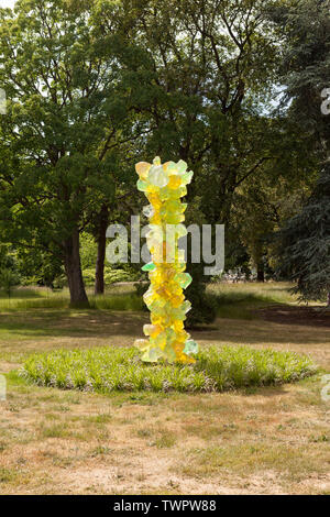 Lime torre di cristallo è una scultura di vetro dai contemporanei USA artista Dale Chihuly, situato su uno dei prati presso i Giardini di Kew, Richmond, Londra, Regno Unito. Foto Stock