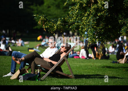 Le persone che si godono il caldo in St James Park a Londra. Foto Stock