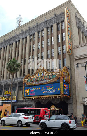 HOLLYWOOD - CALIFORNIA: Giugno 18, 2019: El Capitan theater è un completamente restaurato Palazzo di film su Hollywood Boulevard. Foto Stock