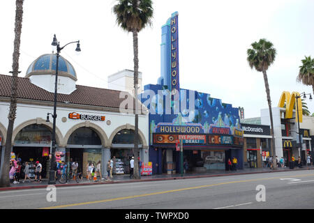 HOLLYWOOD - CALIFORNIA: Giugno 18, 2019: Hollywood Boulevard scena di strada con i negozi, i teatri e i turisti nel Walk of Fame distretto. Foto Stock