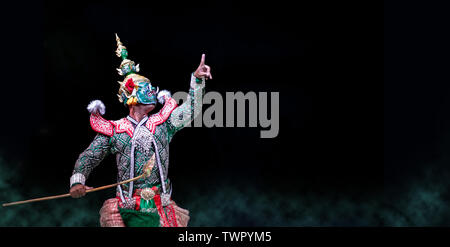 15 maggio 2019,Bangkok, Tailandia.Giant attore nella storia di Ramayana prestazioni su sfondo scuro con fumo dimensioni banner. Asia royal art show su Foto Stock