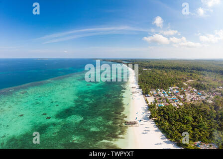 Vista aerea spiaggia tropicale isola corallina mar dei Caraibi. Indonesia Molucche, arcipelago di isole Kei, Banda Mare. Meta di viaggio migliori immersioni snor Foto Stock