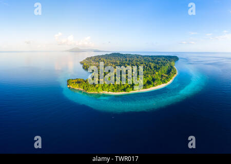 Vista aerea spiaggia tropicale isola corallina mar dei Caraibi. Indonesia arcipelago delle Molucche, Banda isole di Pulau Ay. Top travel destinazione turistica migliore di Foto Stock