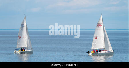 22 giugno 2019, Dinnet Harbour, Aberdeenshire, Scotland, Regno Unito. Questa è una scena da Scottish barca tradizionale Festival di Dinnet il sabato pomeriggio. Gli equipaggi hanno preso parte della vela agonistica in mare mentre gli enti locali 999 servizi di troppo per l'acqua con zattere per la gara. Foto Stock