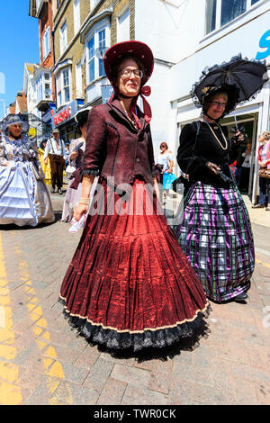 Annualmente Broadstairs Dickens Festival. Il corteo principale lungo l Alta, Main Street, con persone vestite in costume vittoriano come Dickens caratteri. Foto Stock