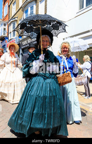 Annualmente Broadstairs Dickens Festival. Il corteo principale lungo l Alta, Main Street, con persone vestite in costume vittoriano come Dickens caratteri. Foto Stock